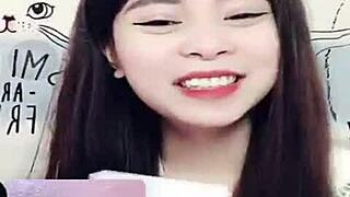 Jinxinbunny's live performance with full facial expressions