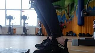 Young British babe shakes her sexy ass in the gym