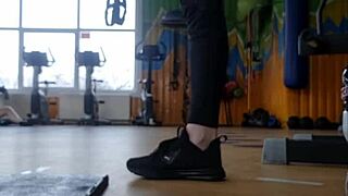 Young British babe shakes her sexy ass in the gym