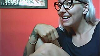 Chantal, a connoisseur of masculinity, is sent explicit images and receives insightful feedback