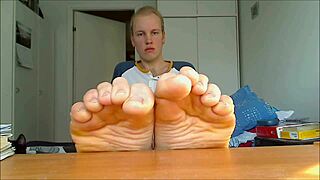 Fat girl’s toes wiggle during sex scene