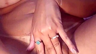 Close-up video of Lisinha's wet and shaved pussy squirting