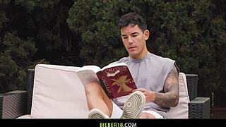 Steamy gay scene with bodybuilder Ryer Owens and JC Hunt in bareback action