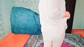 Sissy crossdresser shows off big ass in homemade video