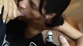 Latina and MILF women give double blow job to party men