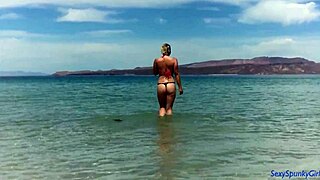 My boyfriend gives me a romantic beach blowjob