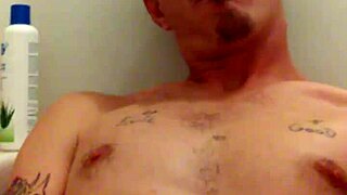 Straight guy masturbating in the bath